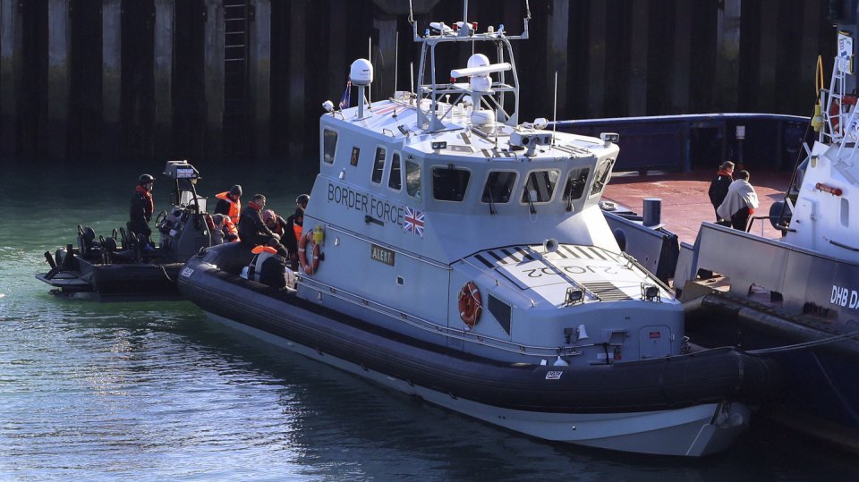 Britské úřady během jednoho dne zadržely stovku migrantů snažící se nelegálně překročit hranice země